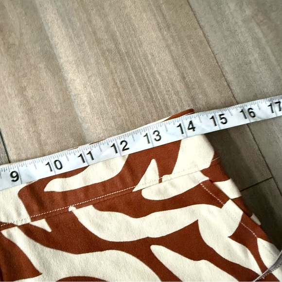 SPANX Women’s On the Go Print 4-Inch Shorts clay zebra size small - Picture 7 of 7